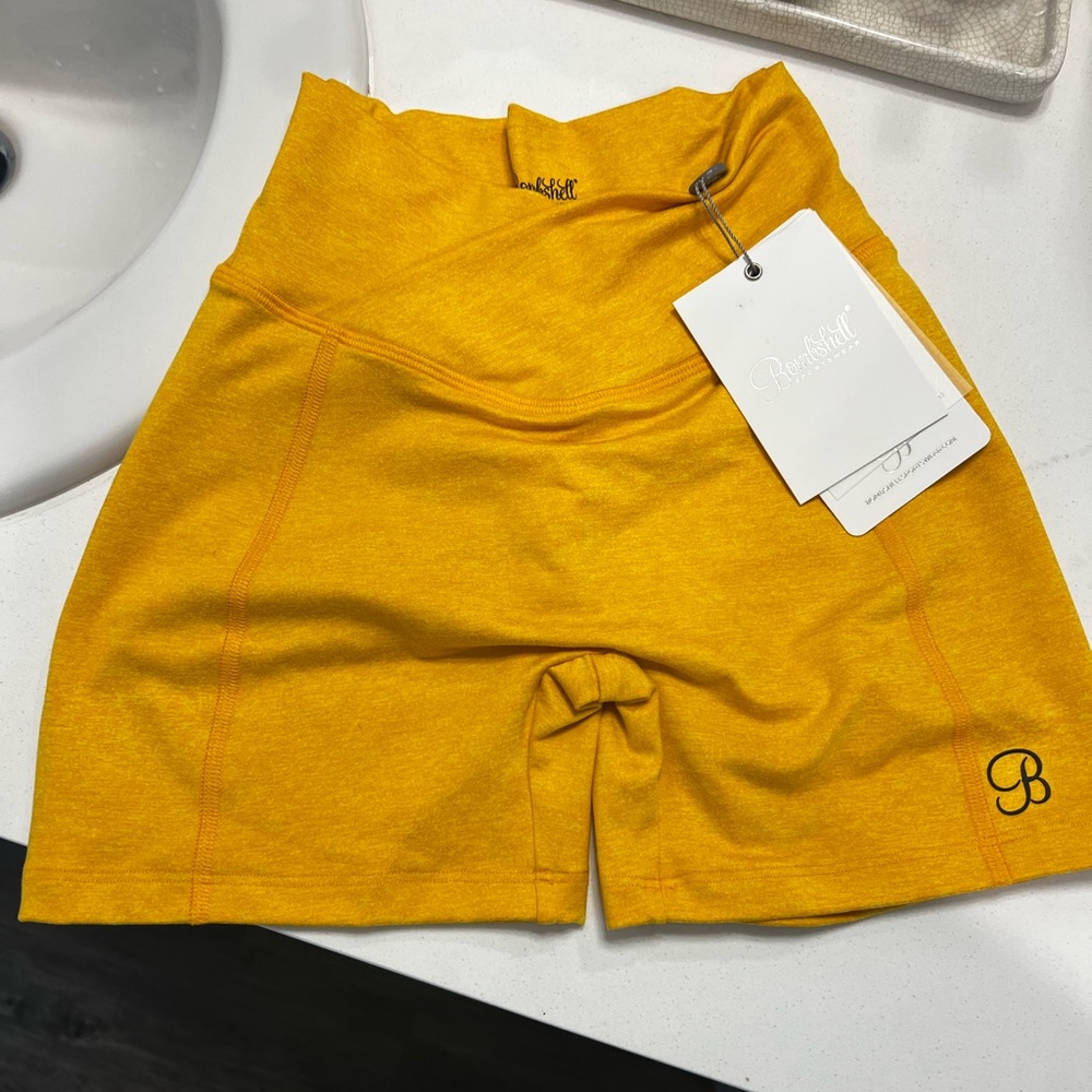 BOMBSHELL SPORTSWEAR SHORTS SIZE SMALL NEVER WORN